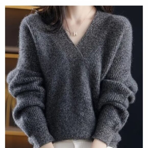 NWT Gray Cashmere V-neck Sweater Large - Picture 1 of 6
